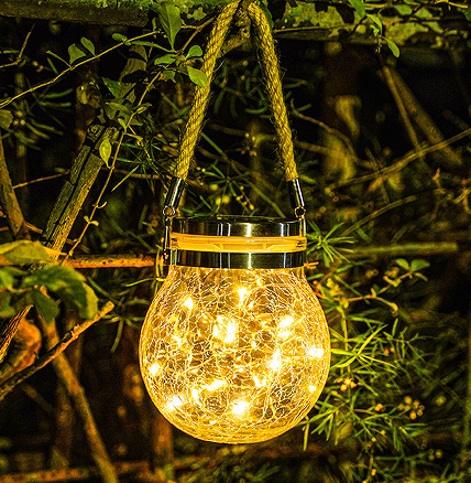 Fai bo uso das lámpadas de enerxía solar para crear unha atmosfera cálida e acolledora no balcón.