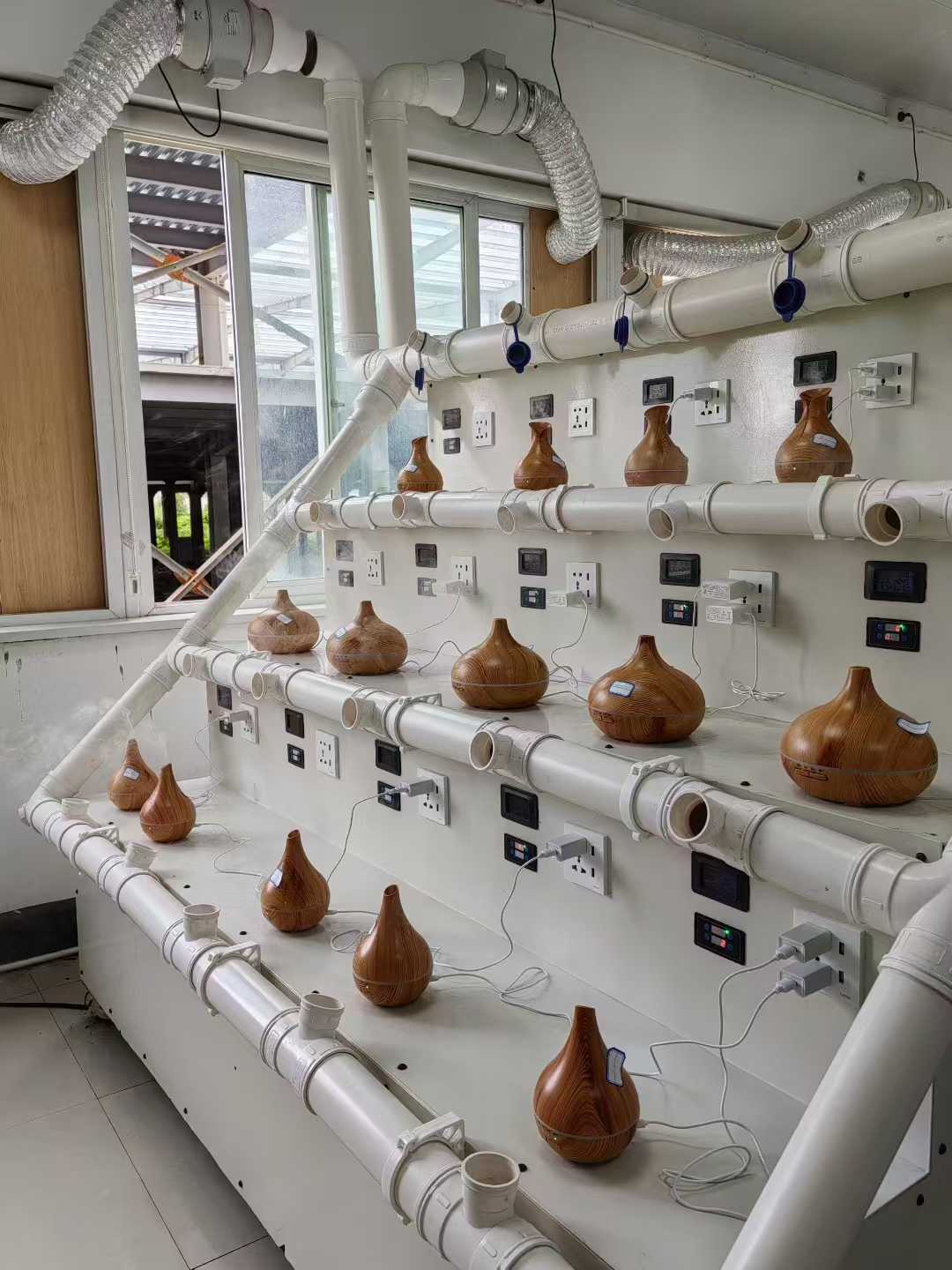 A proba de envellecemento do difusor de aroma de madeira está en curso